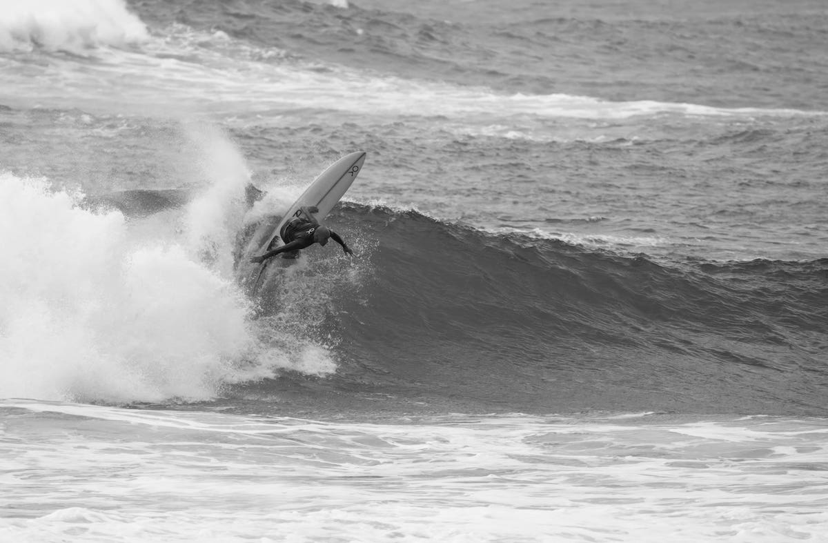 Surfing】Kelly Slater show up after people walk away at
